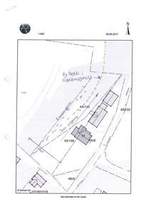 Situasjonsplan som viser eiendomsforhold, eiendomsnummer (f.eks. 45/156), bygningers plassering, vegnett og eiendomsgranser.