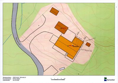Situasjonsplan som viser tomtens form, terrengforhold (konturlinjer), eksisterende og planlagt bebyggelse, samt en elv (Råvikelva) langs eiendommen.