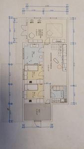 Etasjeplan for en bolig som viser romfordeling, dører, vinduer og mål på rom og fasade.