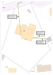Situasjonsplan som viser tomtens grenser, nabotomter og bygningers plassering med angitte minsteavstander.