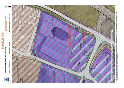 Situasjonsplan som viser tomtens beliggenhet, grenser (grønn linje), eksisterende og planlagte bebyggelse (fargekodet), samt veier og infrastruktur.