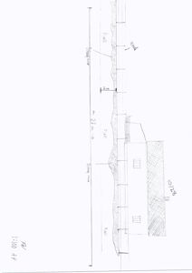 Situasjonsplan som viser bygningens plassering i forhold til terrenget (felt), vegger og eiendomsgrenser.