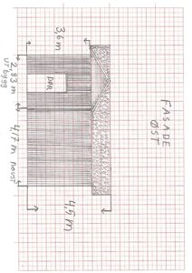 En håndtegnet fasadetegning (opprikk) av en bygning sett fra øst, med angitte mål og et døråpning.