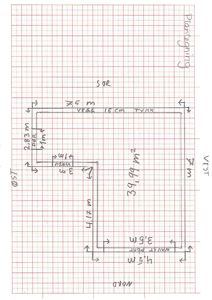 En håndskrevet plantegning (plantegning) som viser romfordeling, dimensjoner og veggtynne for et hus.