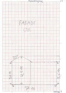 En håndtegnet fasadetegning (øst) med mål på en bygning.