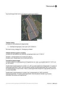 Situasjonsplan som viser et parkeringsområde (grått) med nye avkjørsler (oransje linjer) på en tomt. Tegningen er inkludert i en rapport om tiltakets omfang og forhold til plangrunnlaget.