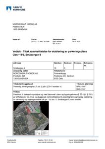 Kart over eiendommen Småbergan 9 som viser planlagt parkeringsplass (rødt) og lagringsområde (grønt) i forhold til eksisterende bygninger.