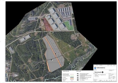 Situasjonsplan som viser tomtens beliggenhet, omgivende infrastruktur og planlagte inngrep (grå felt, oransje linjer) overlappet på et flyfoto.