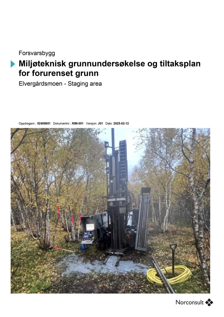 Fotografi av boreutstyr på en byggeplass i skog.