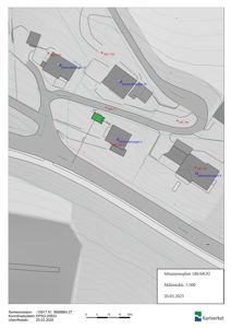 Situasjonsplan som viser bygningers plassering, vegnett og terrengforhold i et område.