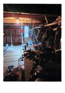 Fotografi av et innendørs rom, sannsynligvis en uthus eller garasje, som er fylt med utstyr og redskaper.