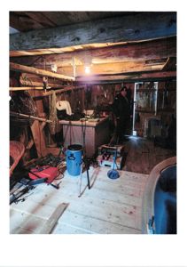 Fotografi av en innendørs, rustikk rom med trekonstruksjoner og utstyr.