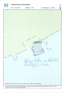 Situasjonsplan (kart) som viser tomtens beliggenhet, grenser, og en håndskrevet notis om flytting av stålalder.