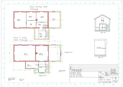 Plantegning som viser romfordeling og dimensjoner for et hus med tilbygg på første og andre etasje, samt snittegninger.