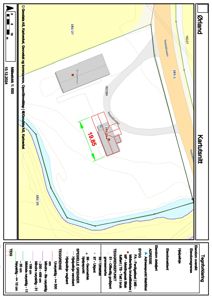 Situasjonsplan som viser tomtens form, grenser, eksisterende og planlagt bebyggelse, samt topografi og infrastruktur.