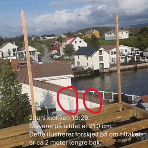 Fotografi av en byggeplass med utsikt over nabolaget, inkludert en tekstbeskrivelse og håndtegnede sirkler.