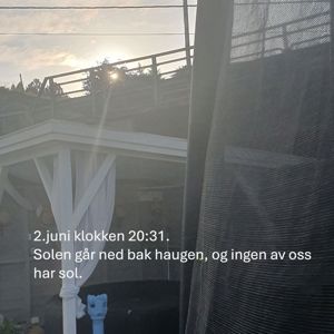 Fotografi av en uteplass eller terrasse med en hvit paviljong, solnedgang og tekst omgitt av en tekst.