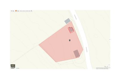 Kartvisning av et tomt med overlagte bygningsfot (grå felter) og en markert bygningsplassering (rødt område).