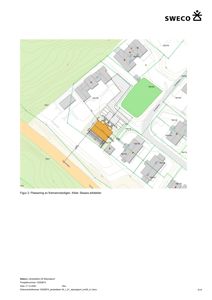 Situasjonsplan som viser plassering av en fremmannsbolig (markert i oransje) på tomten, med omgivende bebyggelse, vegnett og høydemålerlinjer.