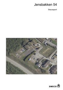 Flyfoto av eiendom ved Jensbakken 54, inkludert bygninger, parkeringsplasser og omgivende natur.