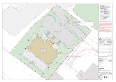 Situasjonsplan som viser bygningens plassering på tomten, grenser, veier og omgivende infrastruktur.