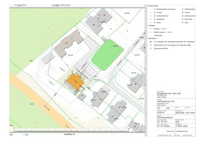 Situasjonsplan som viser tomtens beliggenhet, naboeiendommer, gressområder og byggefelt med høydemerkeringer.