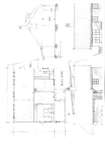 Snittegning som viser tverrsnitt gjennom en bygning, inkludert takkonstruksjon, vinduer og romfordeling.