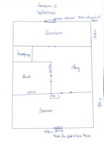 Håndskrevet etasjeplan (Grenstien 3, 1.etg) med romfordeling (soverom, bad, gang), dører og mål.