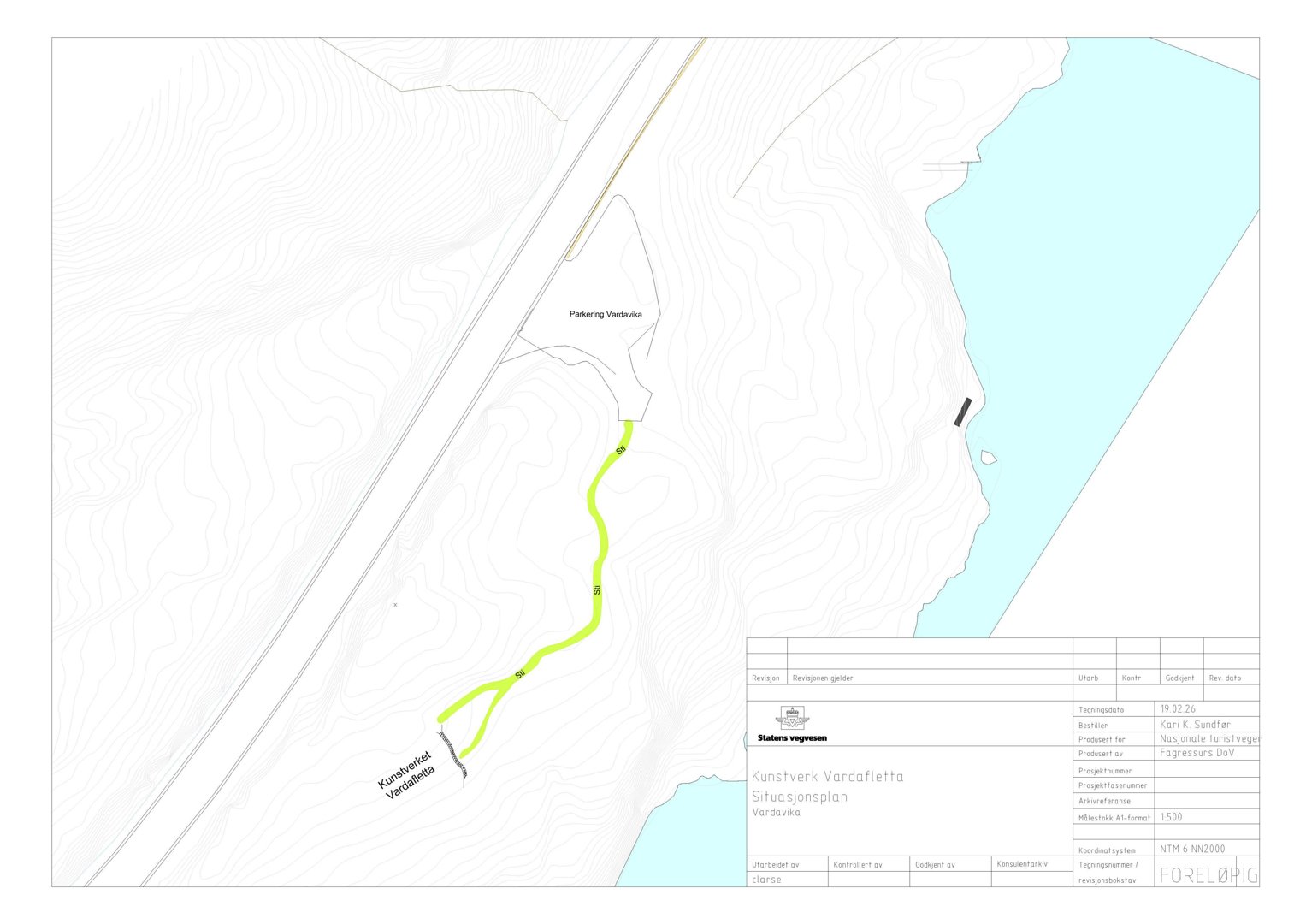 Situasjonsplan som viser topografi, vegforløp og bygningsplassering i forhold til vann og vei.