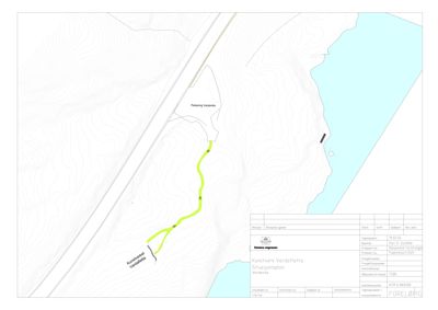 Situasjonsplan som viser topografi, vegforløp og bygningsplassering i forhold til vann og vei.