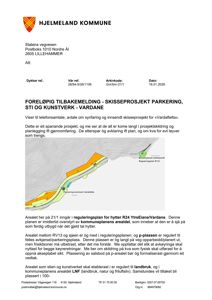 Et oversiktskart (situasjonsplan) som viser et område med terrengforhold, en vei (RV13), vann (sjøen) og to markerte arealer: et orange farget område for 'parkering' og et grønt farget område for 'kunstverk'.