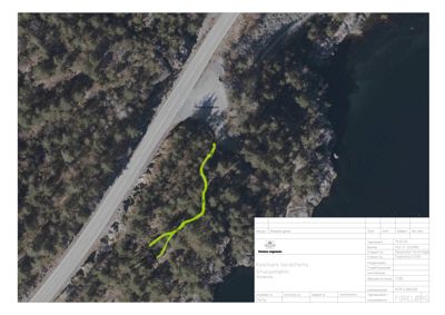 Situasjonsplan som viser et tomt med omgivende natur, vei og vann, samt en markert grønn linje (sannsynligvis en sti eller grense).