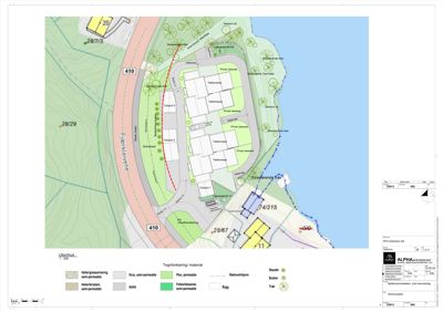 Situasjonsplan som viser tomtens beliggenhet, omgivende infrastruktur (veier, vann), beplantning og materialer.