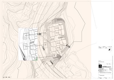 Situasjonsplan som viser tomtens topografi (konturlinjer), bygningers plassering, veier og høydemål.