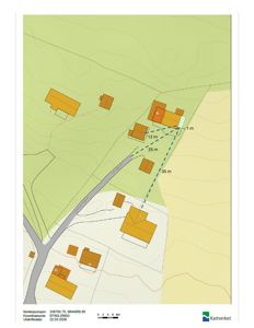 Situasjonsplan som viser tomtens beliggenhet i forhold til nabolag, vei og høydeforhold (konturlinjer).
