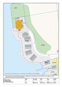 Situasjonsplan som viser tomtens plassering i forhold til nabolag, vei (Dyro), vann og grunneiergrenser (grunnboknummer).