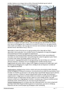 Fotografi av et område med steiner, vann og en gjerde i bakgrunnen, sannsynligvis fra Rosendal Fjordhotel.