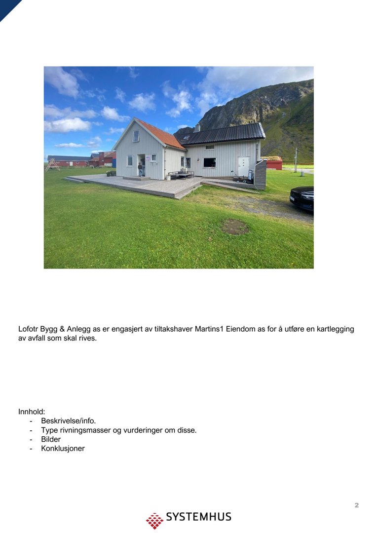 Fotografi av en hvit, tobygget bygning (en med skrått tak og en med flatt tak) på en grønn tomt med fjell i bakgrunnen.