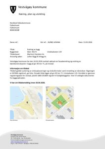 Dokumentet inneholder to kart: et oversiktskart (venstre) og en situasjonsplan (høyre) som viser bygningens plassering.