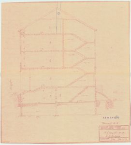 Tverrsnitttegning av et hus med angitte høyder, trapp og grunnmur