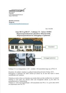 Fotografier av en bolig med glassdører og ombygd kjellerlem, inkludert piler som peker på disse elementene.