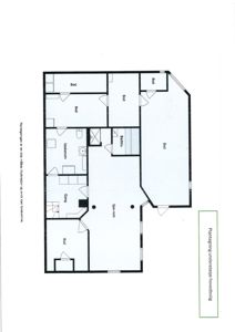 Plantegning av underetasje i hovedbolig som viser romfordeling med stuer, soverom, bad og garasje.