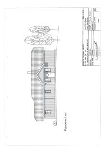Tegning som viser fasade mot øst for en bygning, inkludert vinduer, tak og fasadematerialer.