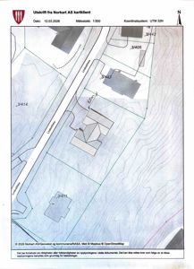 Situasjonsplan (tomtekart) som viser tomtens form, grenser, nabotomter, veier og bygningsplassering.