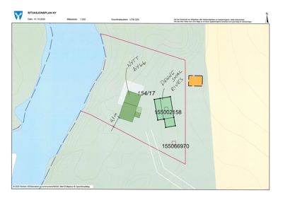 Situasjonsplan som viser tomtens grenser, naboarealer, topografi og plassering av bygninger.