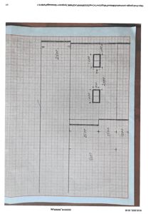 En tegning som viser romfordeling og dimensjoner for et interiør, sannsynligvis en etasjeplan.