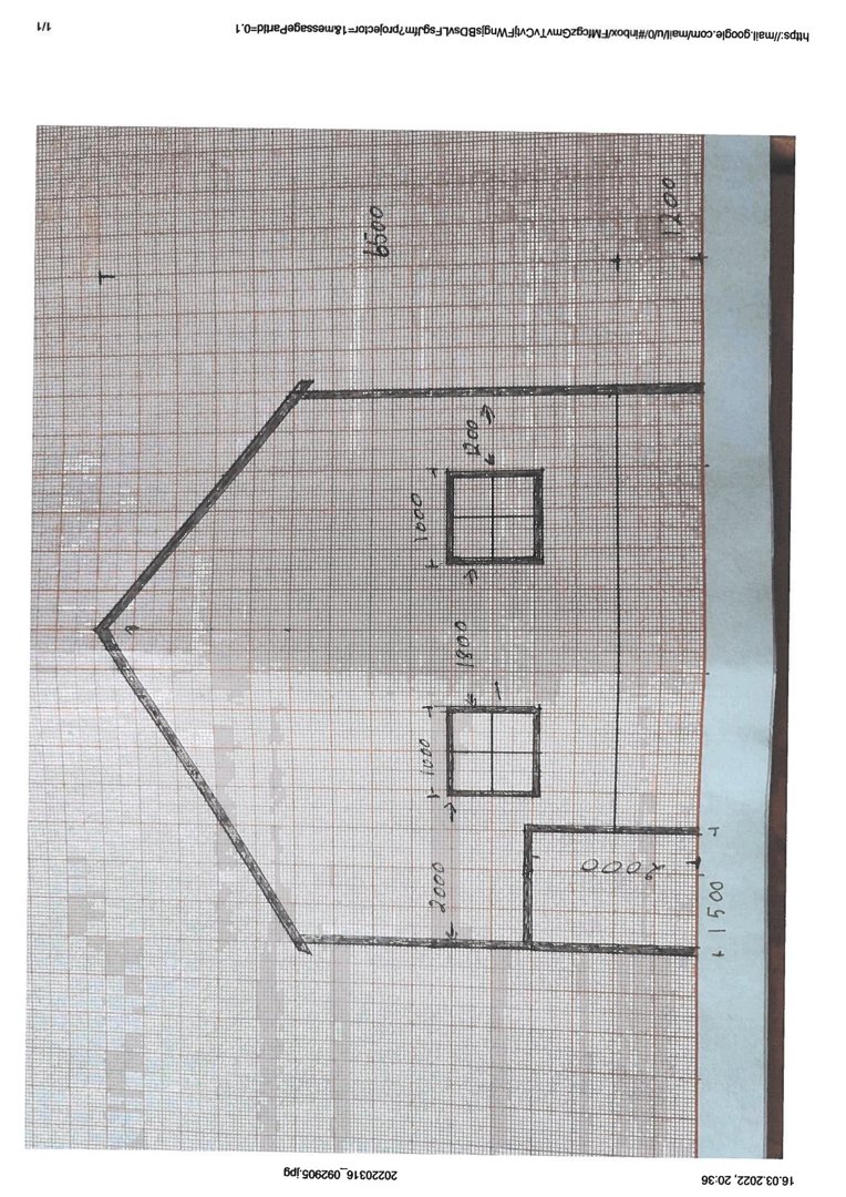 En håndskrevet tegning på millimeterpapir som viser etasjeplan for en bygning med angitte mål for rom og vegger.