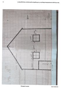 En håndskrevet tegning på millimeterpapir som viser etasjeplan for en bygning med angitte mål for rom og vegger.