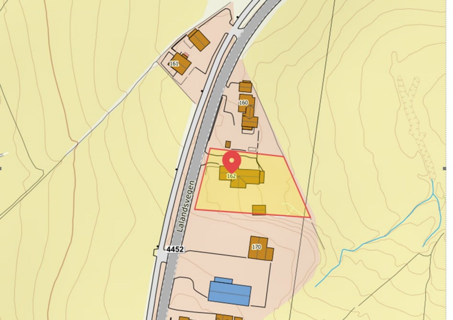 Situasjonsplan som viser eiendomsinndeling, bygninger og topografi.