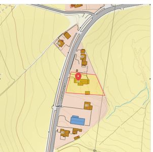 Kart med topografi, vegnett og eiendomsgrenser. En spesifikk eiendom er markert med et rødt område og en rød pinne.
